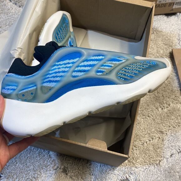 ADIDAS YEEZY 700 V3 ARZARETH - Picture 4 of 11